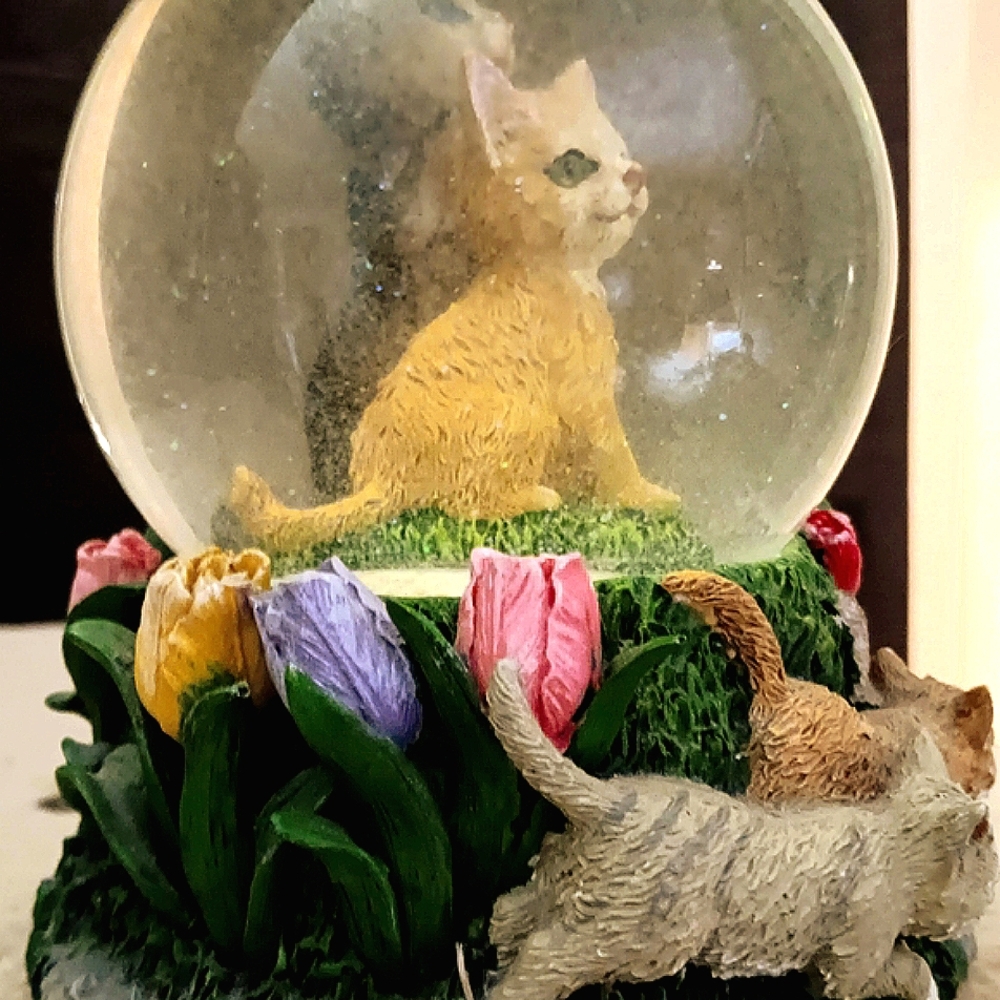 Vtg 2000 Cardon Int'l Wonders of the World Kitties Musical Snowglobe, signed.
